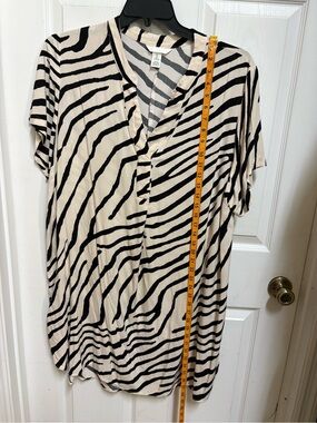 V-Neck Zebra Print Short Sleeve Top - Black on Cream